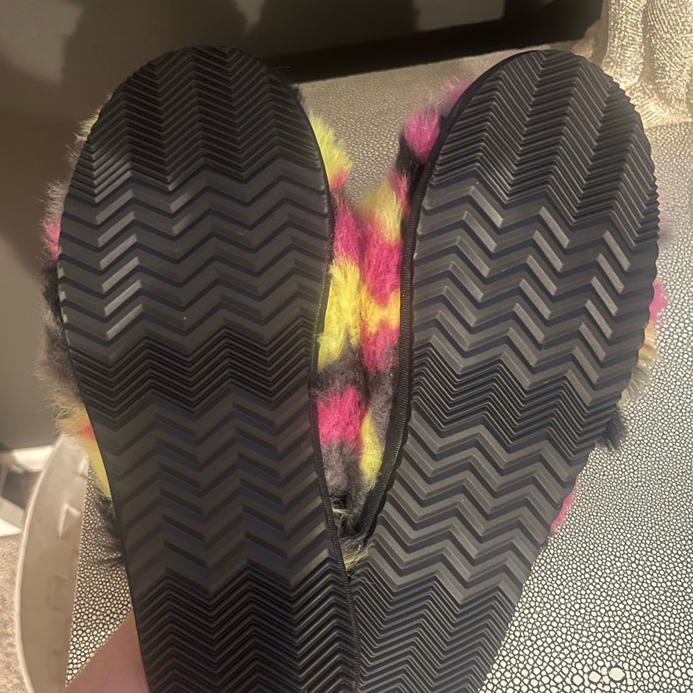 Sorel Go Mail Run Fluffy Slipper - Picture 3 of 6